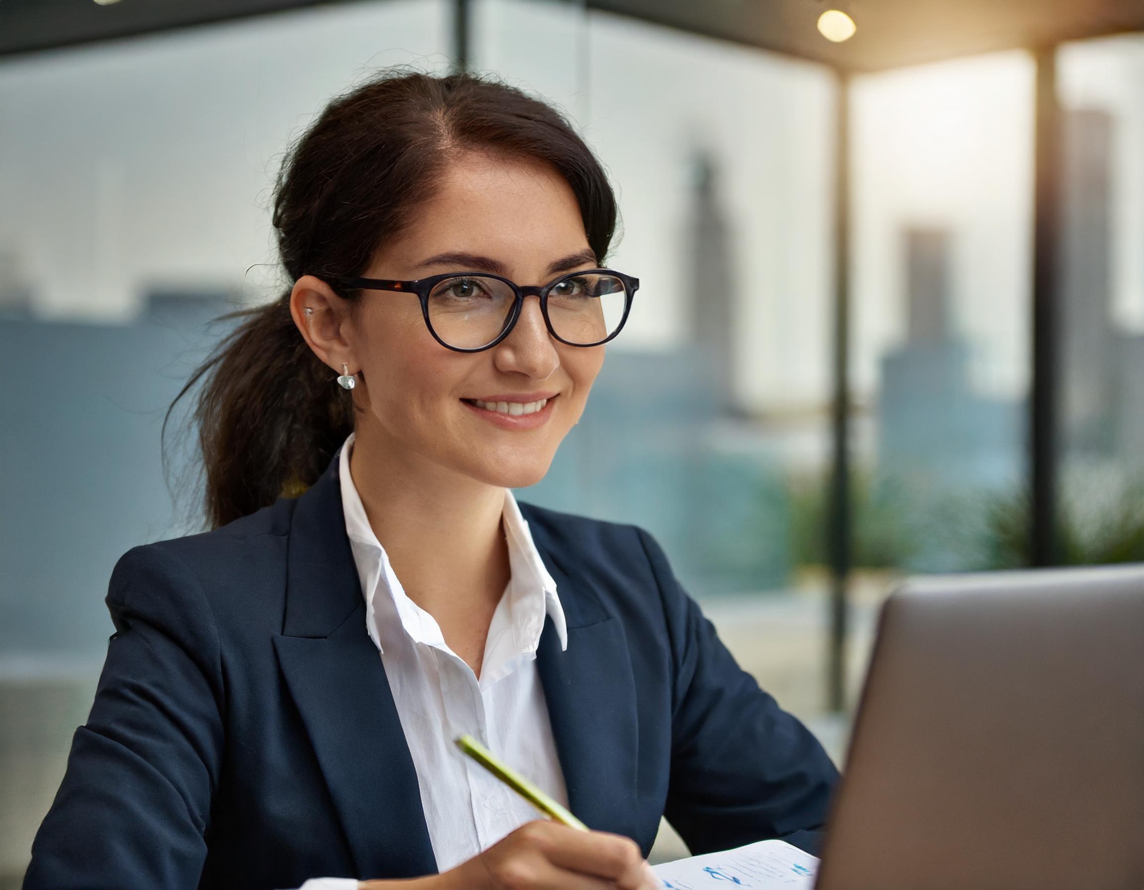 Person mit souveränem Auftreten in professioneller Umgebung