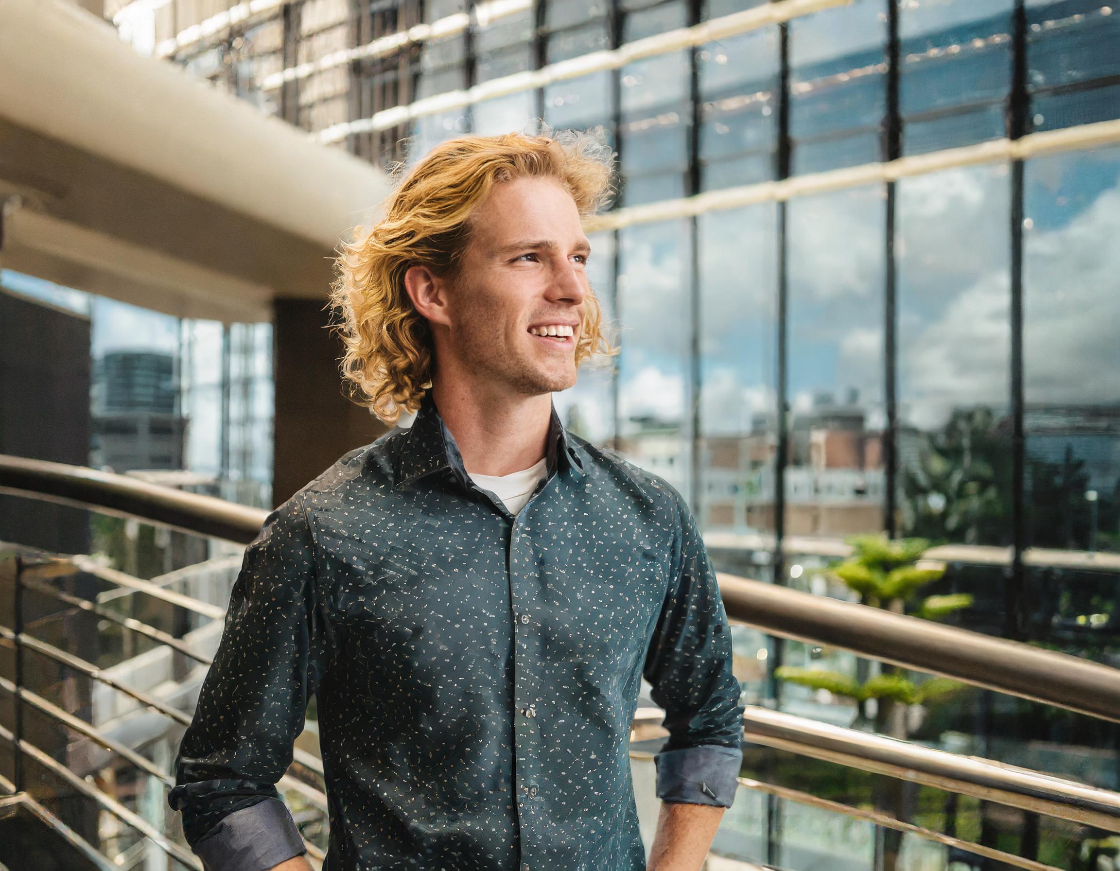 Person mit freundlichem Lächeln in klassischem Büroambiente